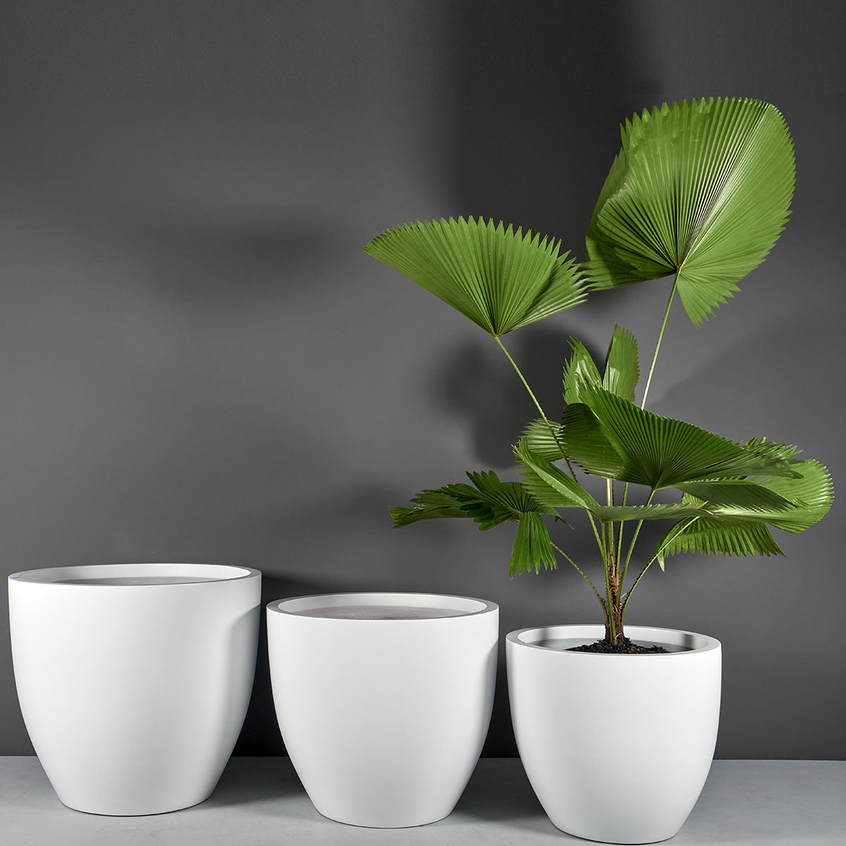 Wannsee round fiberglass planter